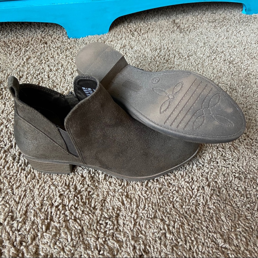 NWOT Olive Green/Brown Ankle Booties Women’s 8 Med